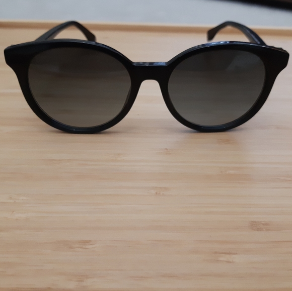Authentic Fendi sunglasses - Picture 3 of 6